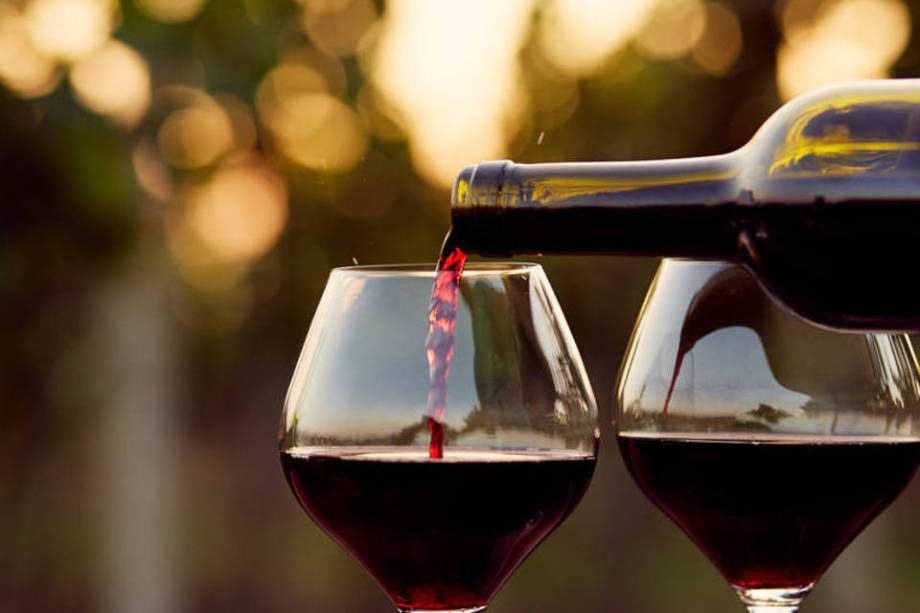 Jogar vinho no mar, chacoalhar garrafas dos mortos: as superstições da bebida!!