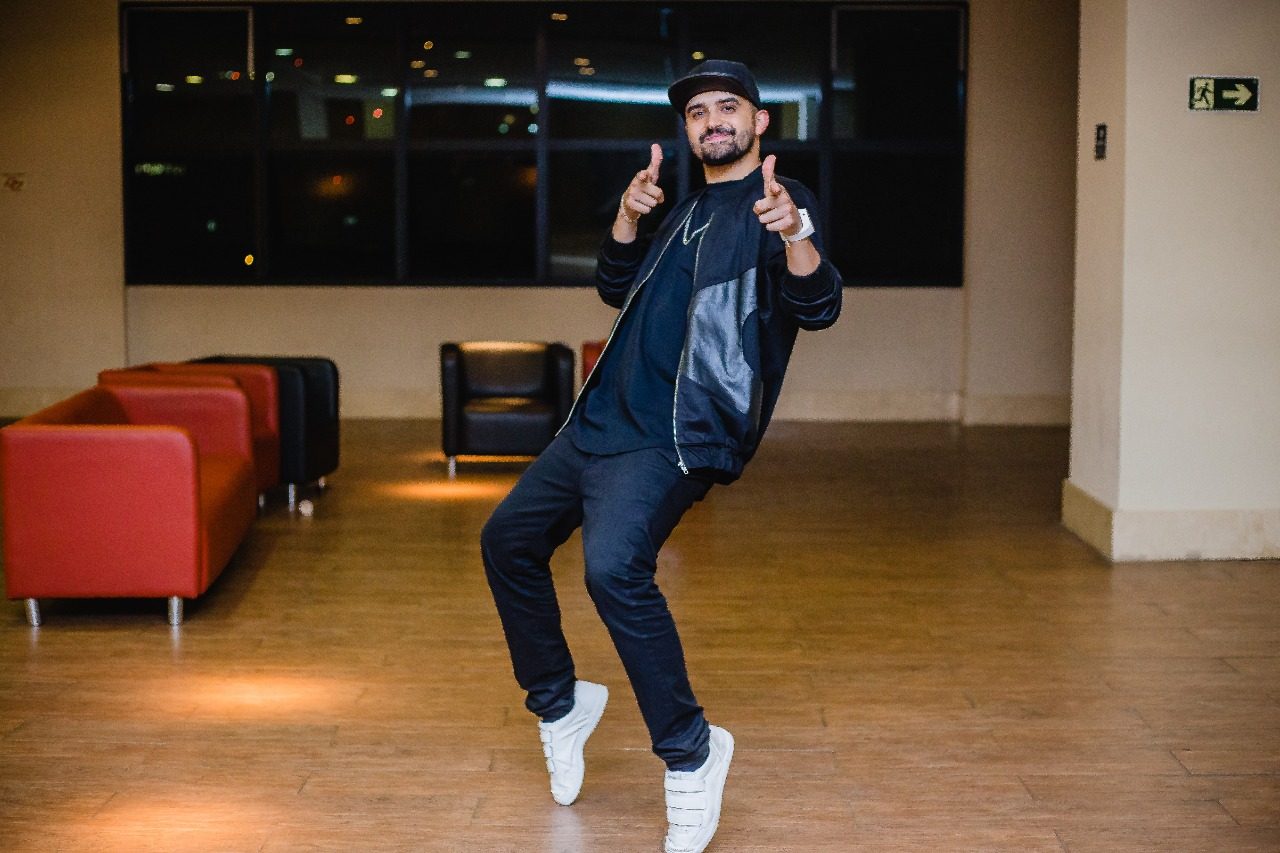 Humorista Thiago Ventura se apresenta com seu novo show Pokas no Tatuapé