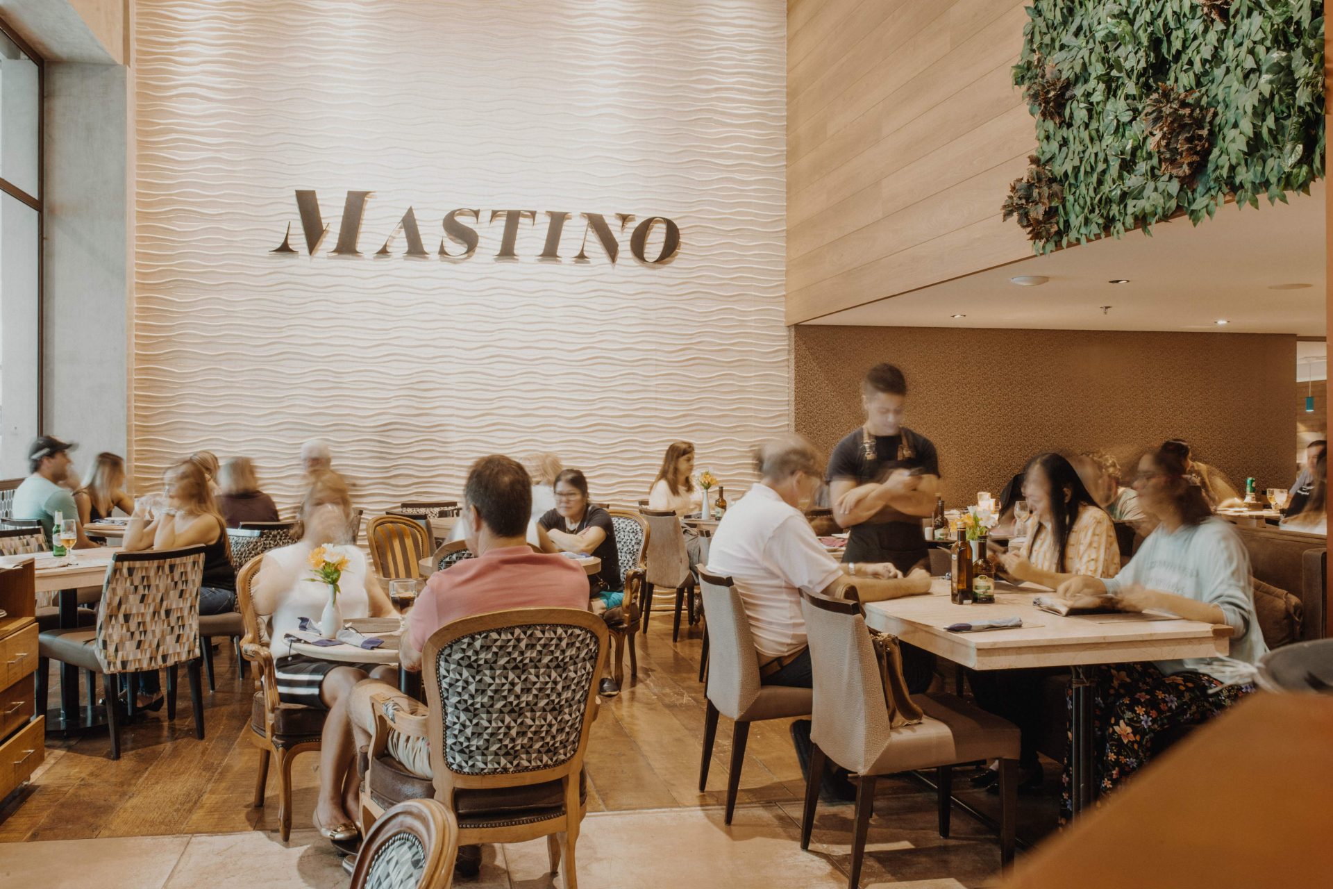 RESTAURANTE MASTINO GANHA CLIMA ROMÂNTICO COM MÚSICA AO VIVO