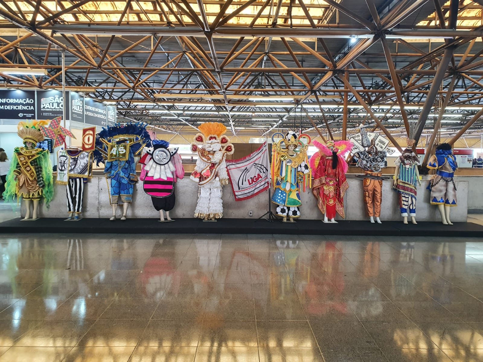 Estação Tatuapé recebe exposição de fantasias em homenagem ao Carnaval de São Paulo