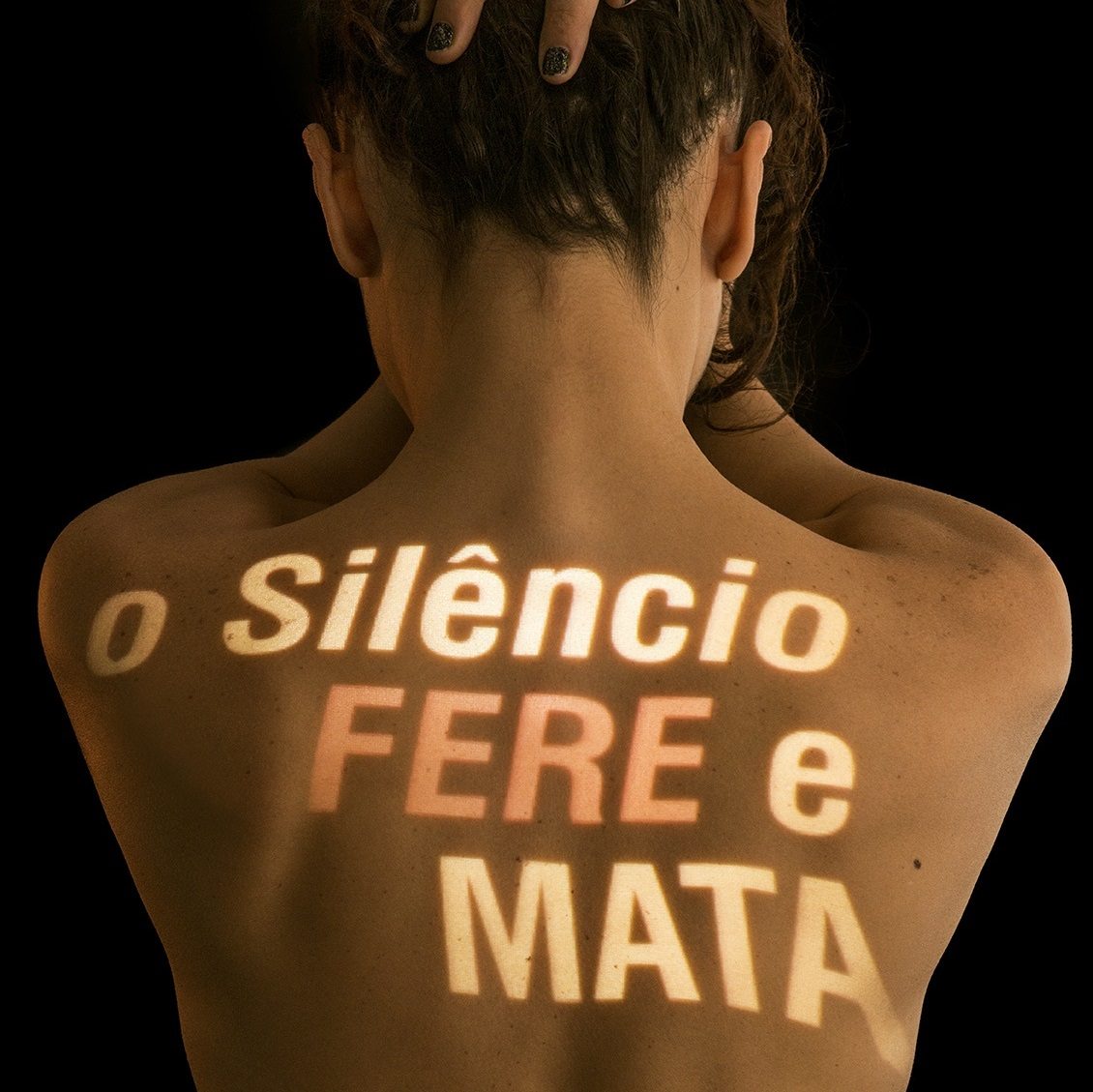 Shopping Metrô Tatuapé recebe exposição ‘À Meia Luz Na Pele’