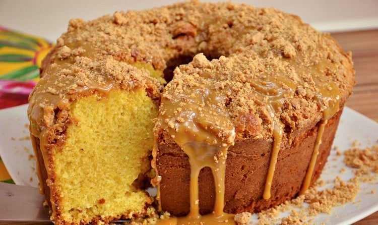 Bolo de paçoca e cachorro quente com maionese de batata palha: doces e salgados que não podem faltar no seu arraial em casa