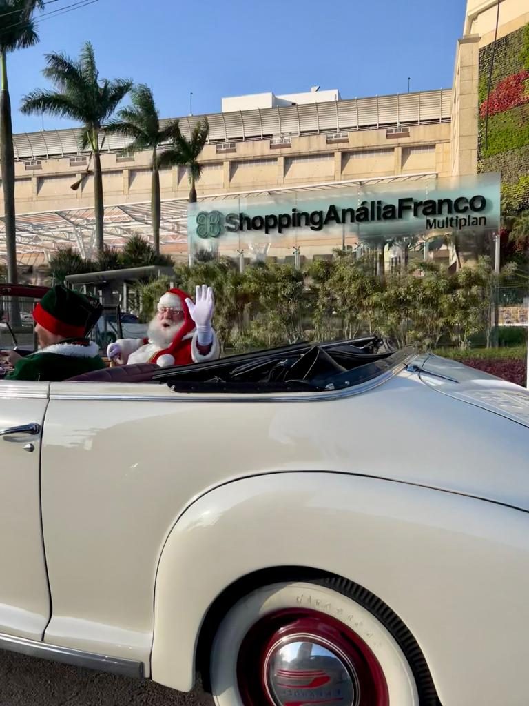 Natal das árvores flutuantes chega no Shopping Anália Franco, trazendo muita cor e magia para o fim de ano