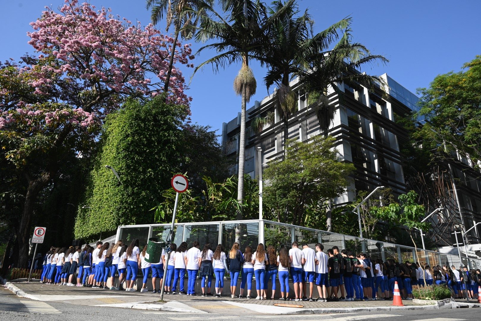 Setembro Amarelo: alunos do Colégio Agostiniano Mendel realizam abraço pela vida
