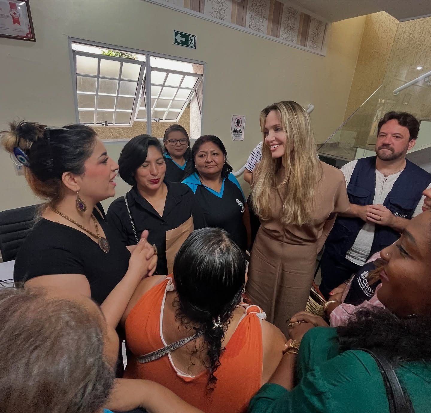 Angelina Jolie visita ONG de apoio a imigrantes e refugiados no Tatuapé, em São Paulo