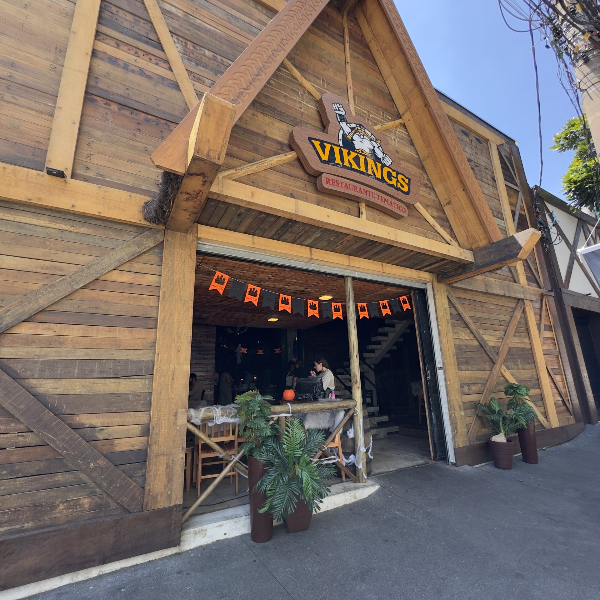 Restaurante Vikings passa a servir almoço no Tatuapé com buffet completo.