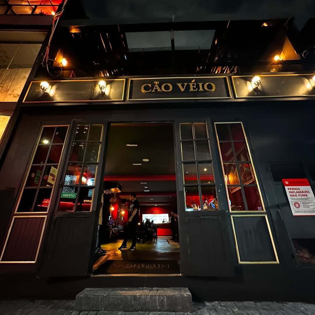 Cão Véio Tatuapé: Onde a gastronomia autêntica encontra a cultura Rock ‘n’ Roll