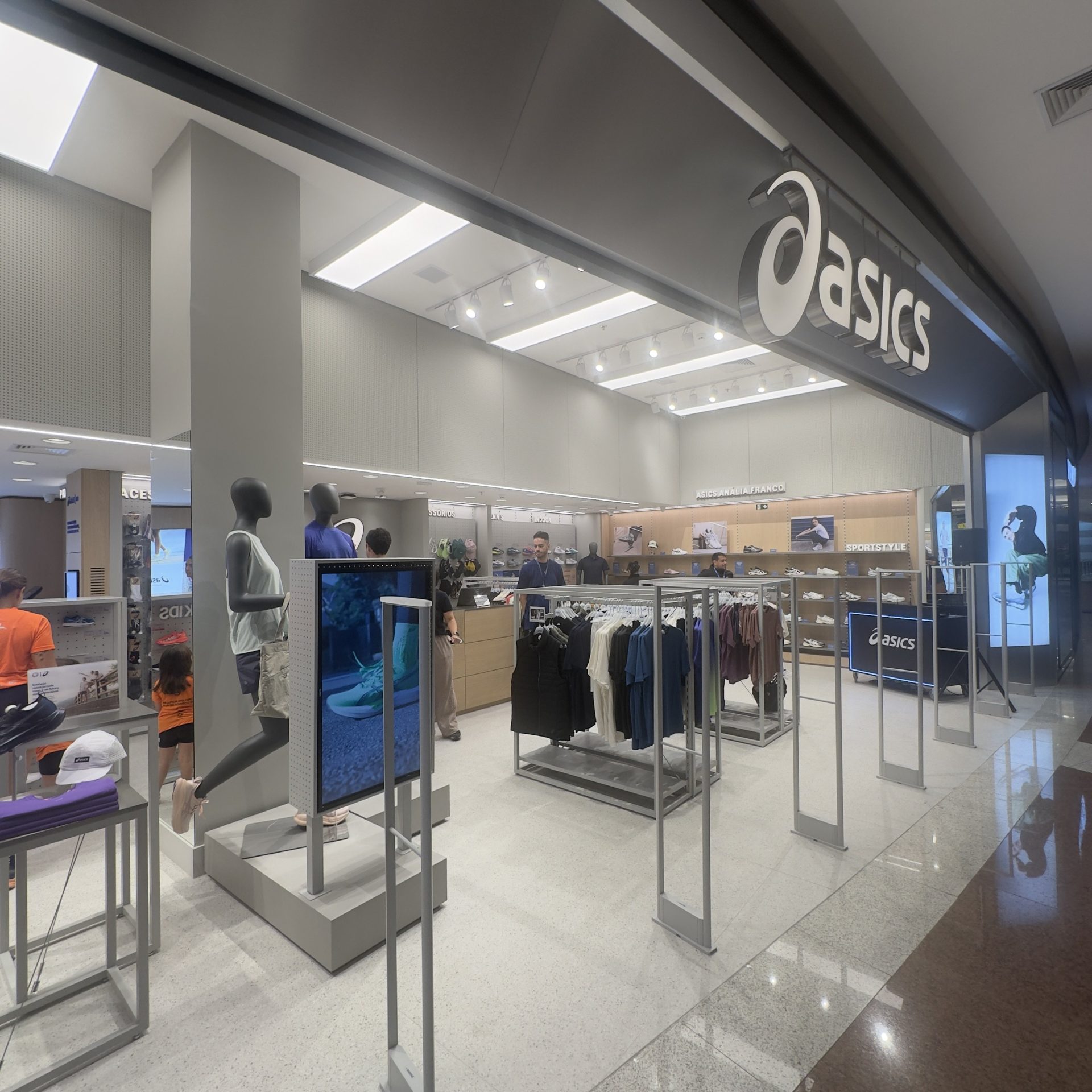 ASICS inaugura loja no Shopping Anália Franco