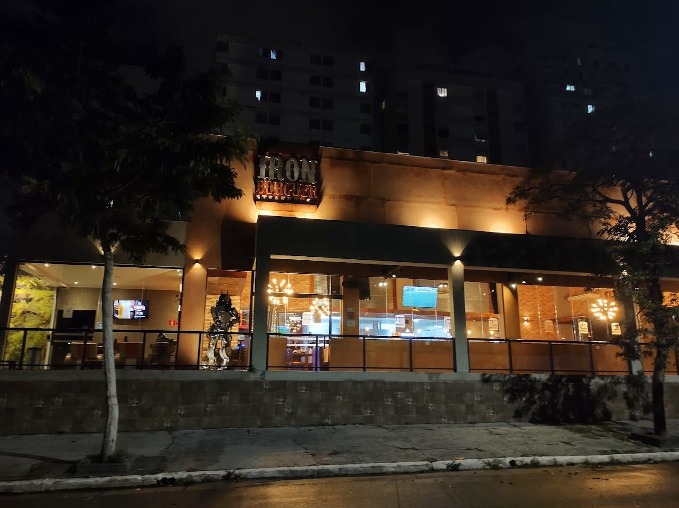 Iron Burguer: hamburgueria no Tatuapé une clima de bar e lanches artesanais