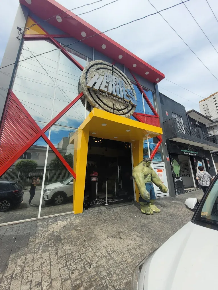 Já imaginou jantar ao lado dos seus super-heróis favoritos? Conheça a Arena Heroes no Tatuapé