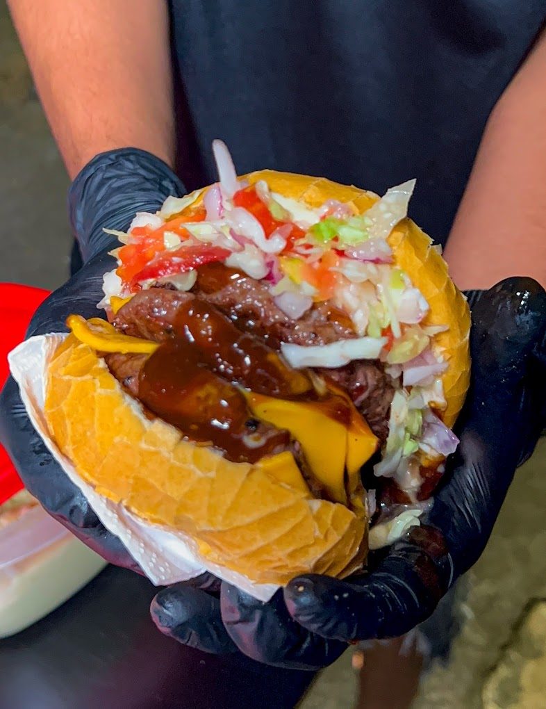 Chico Grill Vila Formosa: hambúrguer artesanal e espetos na brasa na Praça Sampaio Vidal