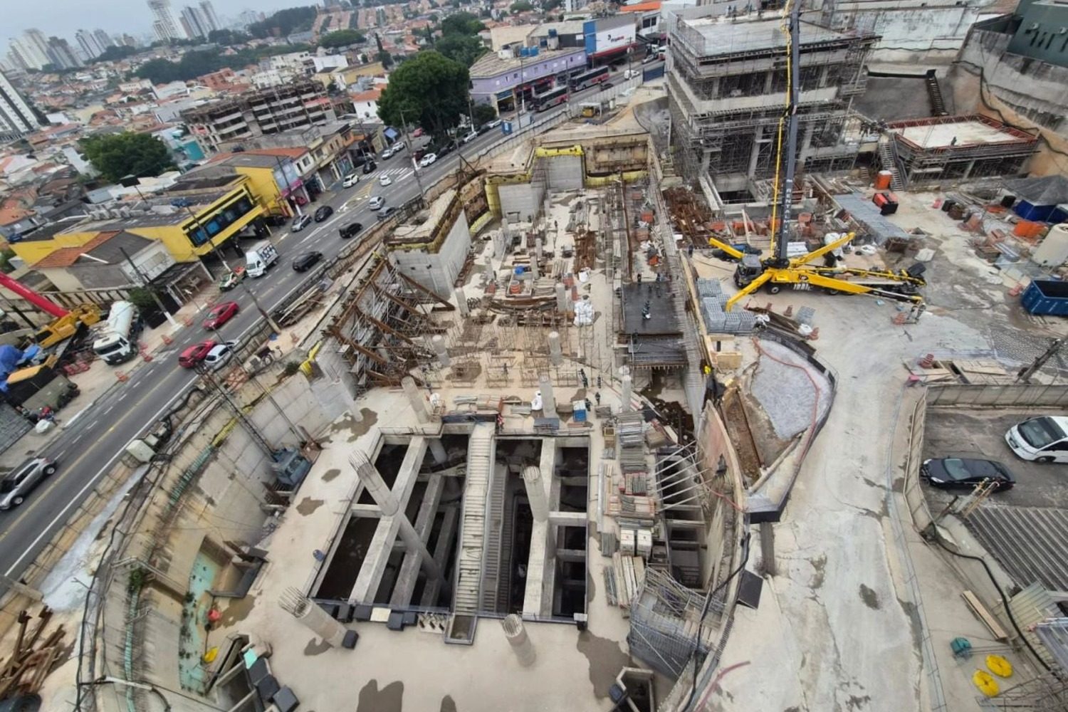 Estação Vila Formosa começa a ganhar forma acima do nível da rua, mas segue atrás no cronograma das obras